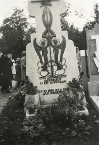 811842 Afbeelding van het graf van Jan Jongerius, geboren 12 oktober 1888, overleden 27 april 1941, op de R.K. ...